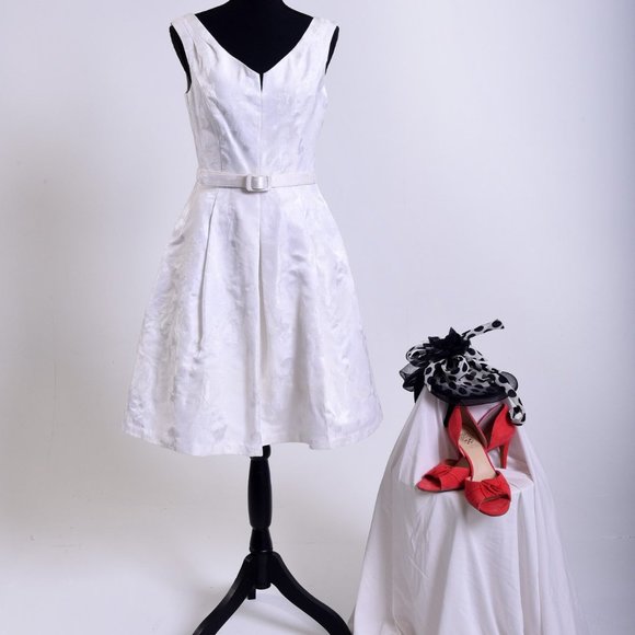 WHBM White Sheath dress with brocade design size 6 - Picture 1 of 4
